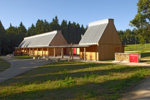 Außenaufnahme des Waldhauses Mehlmeissel von Architekt Kuchenreuther