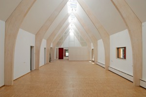 Innenarchitektur mit großzügigem Raum im Waldhaus Mehlmeissel von Architekt Kuchenreuther