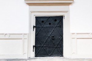 Metallbeschlagene Tür am Landtag in Graz