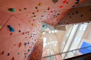 Blick nach oben entlang Kletterwände in Gebäude Zuckerhut, Architekt Kuchenreuther