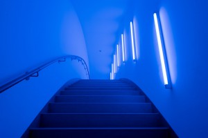 Architekturfotografie Verbindungsbrücke von innen in blauem LED-Licht, Gebäude Zuckerhut