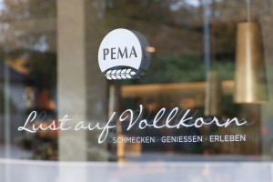 Schaufenster Detail von PEMA mit Slogan "Lust auf Vollkorn. Schmceken. Genießen. Erleben"