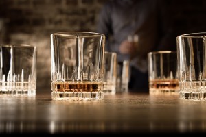 Werbefotografie Teilweise gefüllte Whiskeygläser der Spiegelau Perfect Serve Collection by Stephan Hinz auf Bartresen