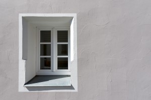 Fenster mit weißem Rahmen an grauem Wohnhaus in Kemnath