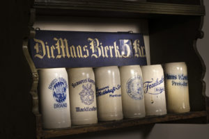 Historische Bierkrüge aus Stein mit bayerischen Wappen verziert