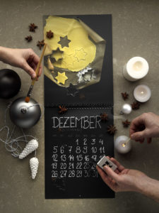 Weihnachtliches Kalendermotiv des Handcrafted Fotokalenders 2016 umgeben von Weihnachtsdekoration
