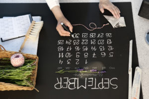 Handcrafted Fotokalender 2016 Hand schreibt Kalendertage mit weißer Kreide auf eine Tafel