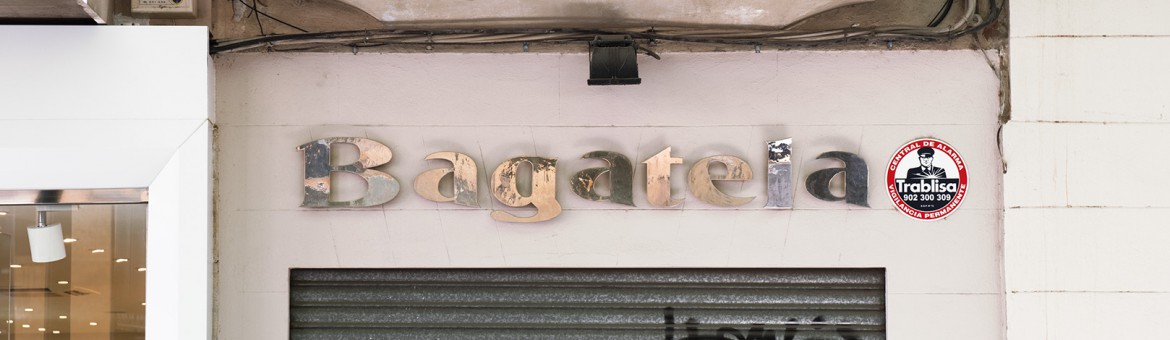 Werbefotografie Studio OberfrankenStreet Aufnahme mit Reklameschrift "Bagatela" in Italien. Feigfotodesign