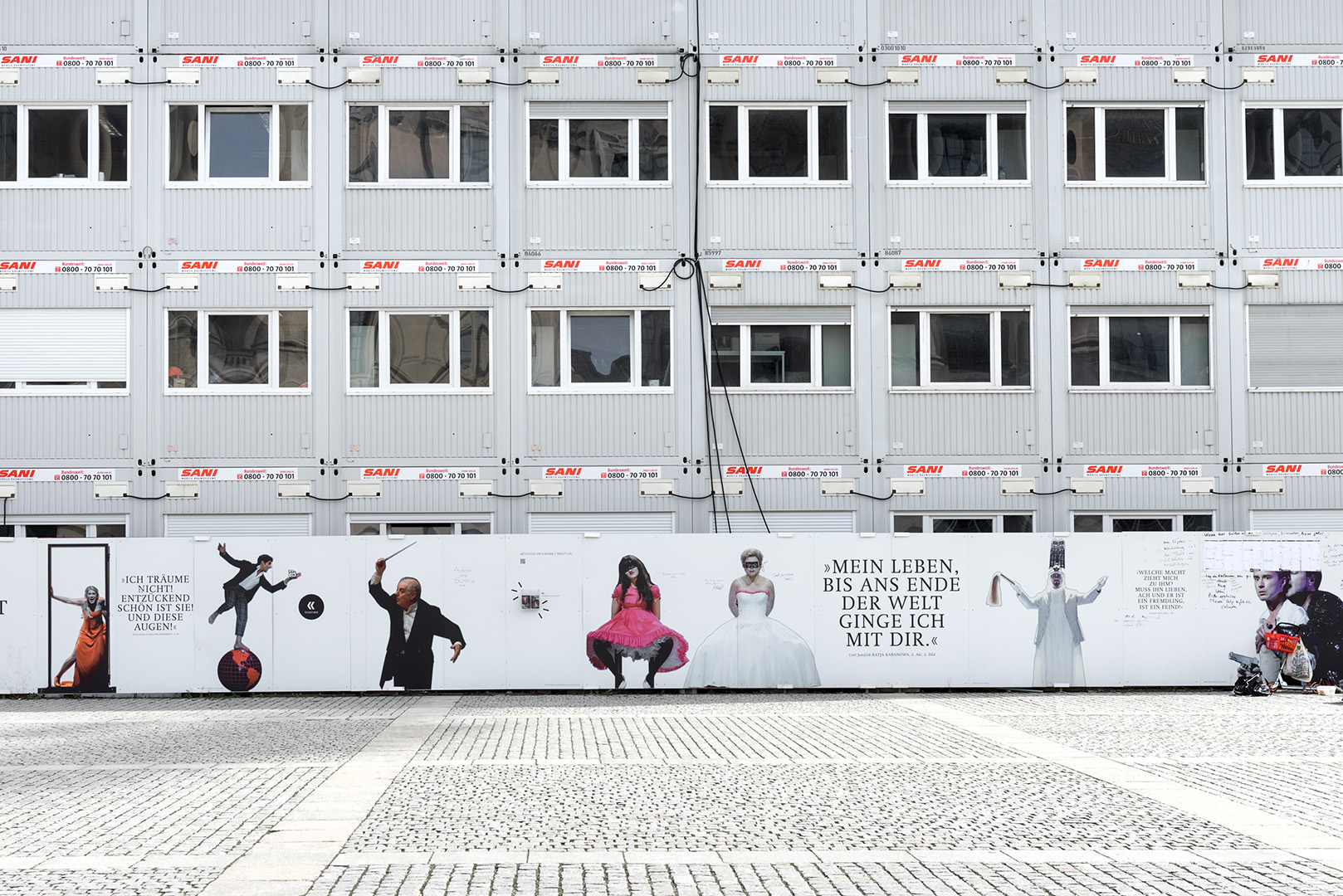 Werbefotografie Studio Oberfranken Street Aufnahme Container bei Umbau der Staatsoper Unter den Linden in Berlin. Feigfotodesign