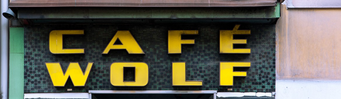 Werbefotografie Studio Oberfranken Street Aufnahme mit Reklameschrift "Café Wolf" in Graz, Österreich. Feigfotodesign