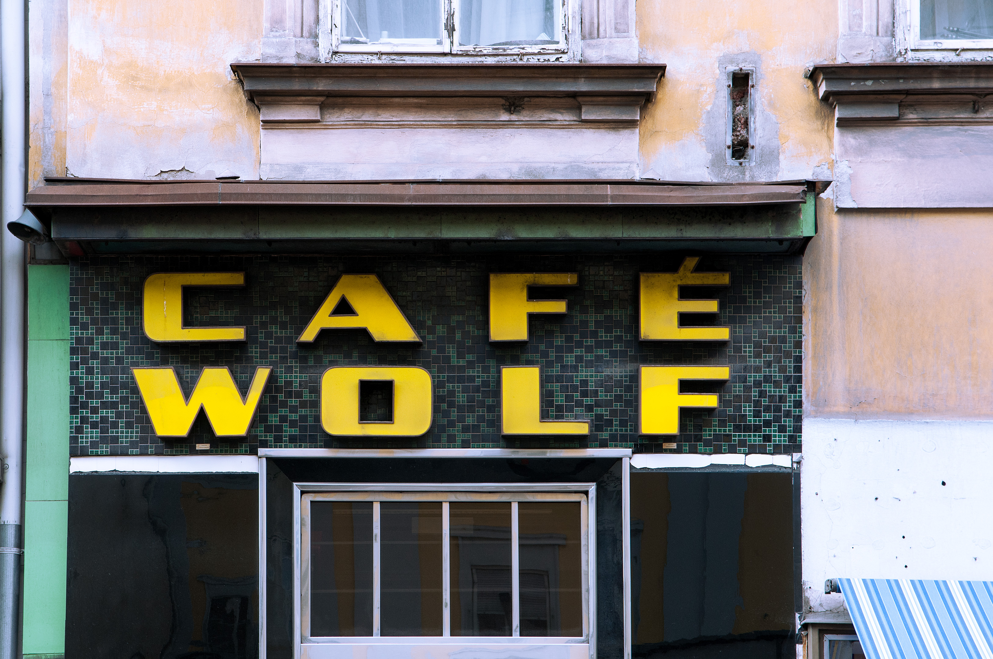 Werbefotografie Studio Oberfranken Street Aufnahme mit Reklameschrift "Café Wolf" in Graz, Österreich. Feigfotodesign