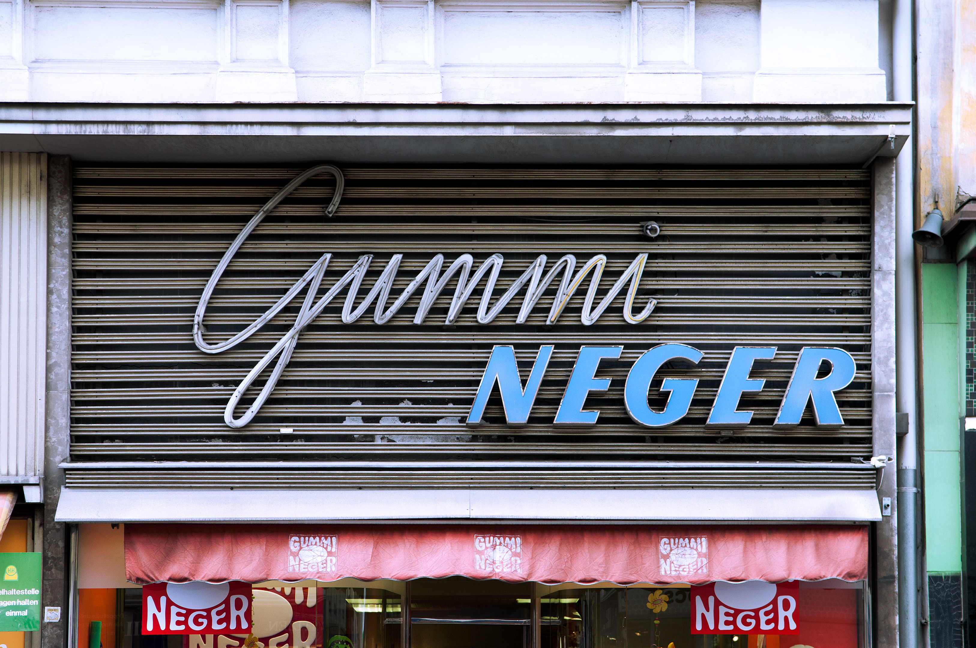 Werbefotografie Studio Oberfranken Street Aufnahme mit Reklameschrift "Gummi Neger" in Graz, Österreich. Feigfotodesign