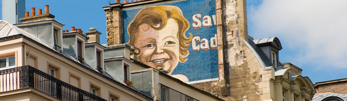 Werbefotografie Studio Oberfranken Street Aufnahme mit Grafitti eines blonden Kindes in Paris, Frankreich. Feigfotodesign