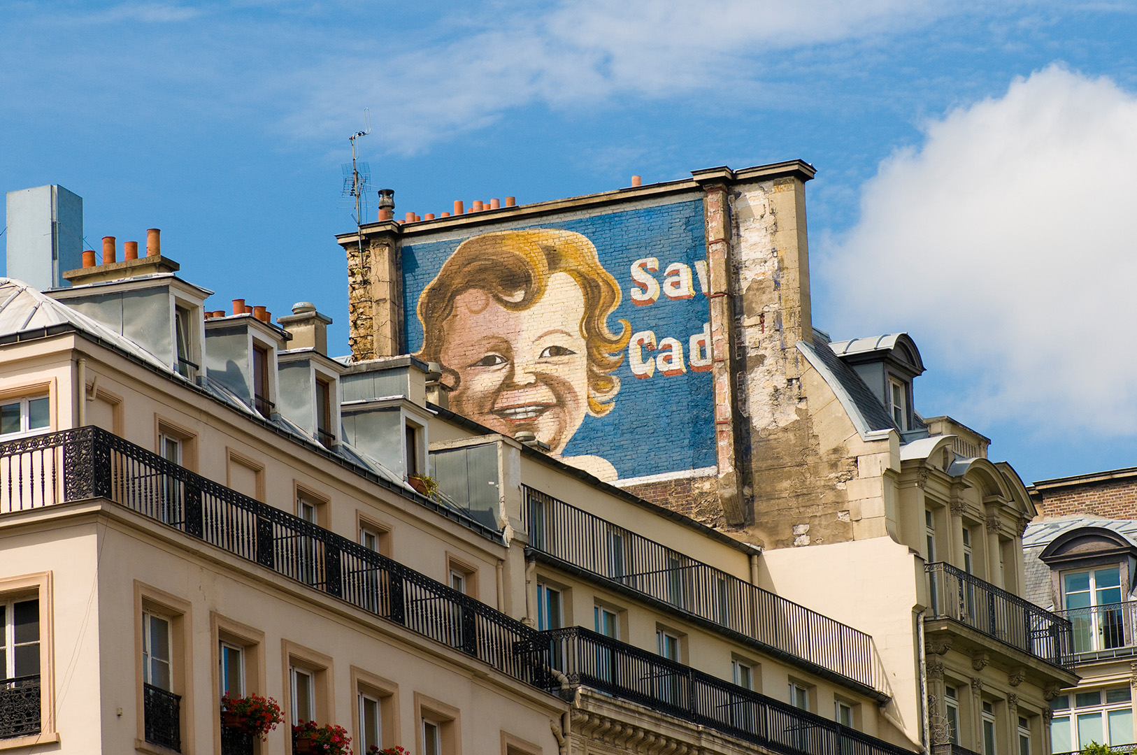 Werbefotografie Studio Oberfranken Street Aufnahme mit Grafitti eines blonden Kindes in Paris, Frankreich. Feigfotodesign
