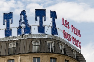 Werbefotografie Studio Oberfranken Street Aufnahme mit Reklameschrift "Tati - Les Plus Bas Pris" in Paris, Frankreich. Feigfotodesign