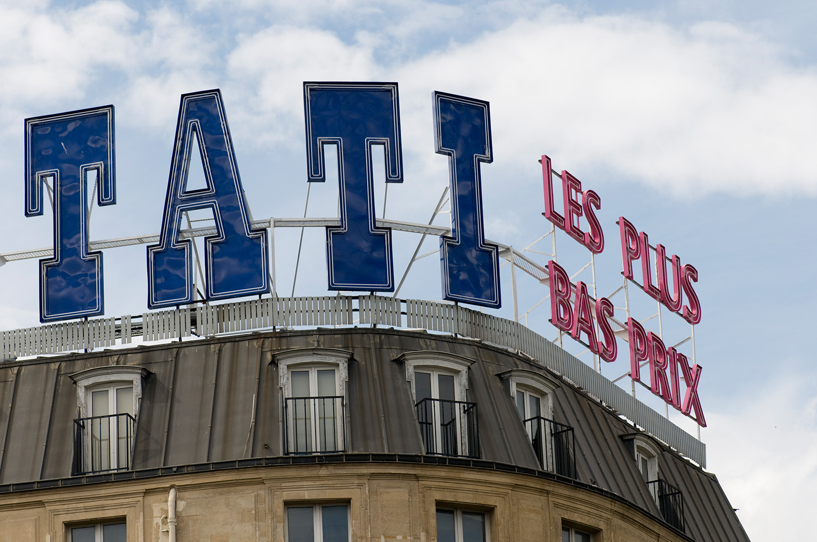 Werbefotografie Studio Oberfranken Street Aufnahme mit Reklameschrift "Tati - Les Plus Bas Pris" in Paris, Frankreich. Feigfotodesign