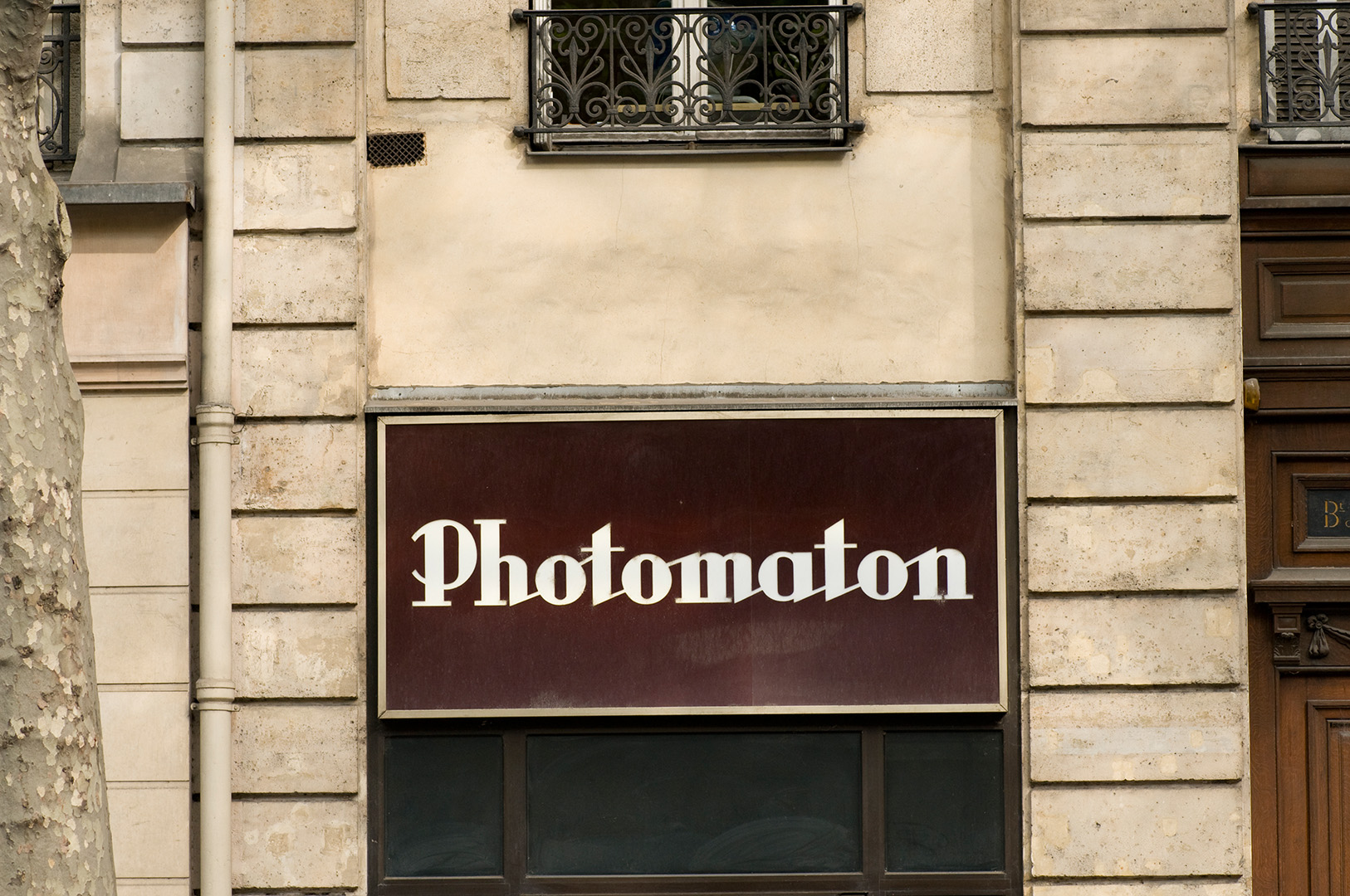 Werbefotografie Studio Oberfranken Street Aufnahme mit Reklameschrift "Photomaton" in Paris, Frankreich. Feigfotodesign