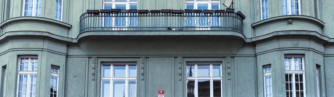 Werbefotografie Studio Oberfranken Street Aufnahme mit Reklameschrift "Dum Látek" in Pilsen, Tschechien