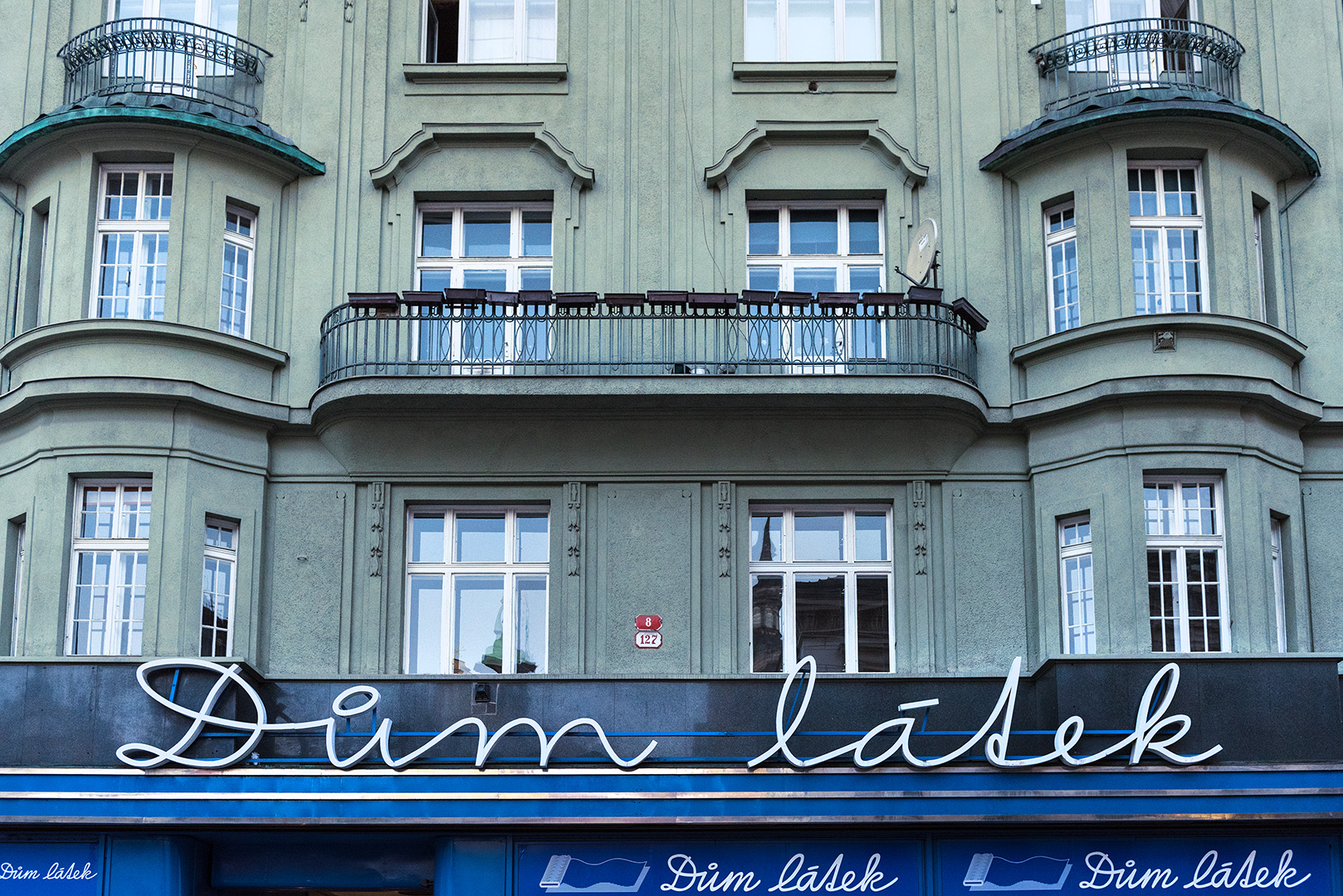 Werbefotografie Studio Oberfranken Street Aufnahme mit Reklameschrift "Dum Látek" in Pilsen, Tschechien