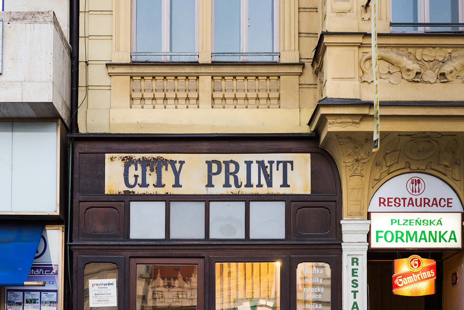 Werbefotografie Studio Oberfranken Street Aufnahme mit Reklameschrift "City Print" in Pilsen, Tschechien. Feigfotodesign