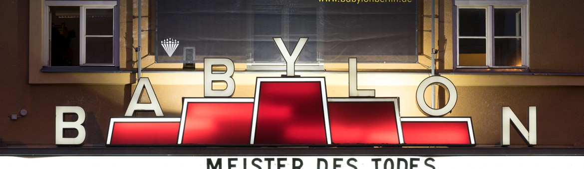 Werbefotografie Studio Oberfranken Street Aufnahme mit Reklameschrift "Babylon - Meister des Todes" in Berlin. Feigfotodesign