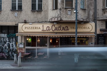 Werbefotografie Studio Oberfranken Street Aufnahme mit Reklameschrift "Pizzeria La Cucina Trattoria" in Berlin. Feigfotodesign