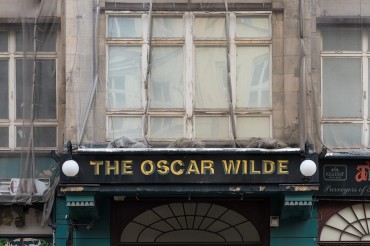 .Werbefotografie Studio Oberfranken FeigfotodesignStreet Aufnahme mit Reklameschrift "The Oscar Wilde" in Berlin