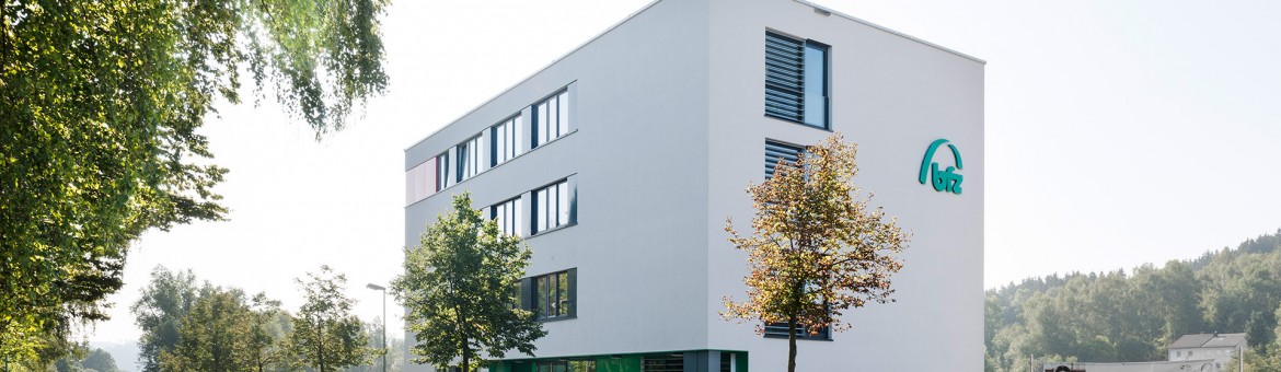 Architekturfotografie Fotograf Studio Oberfranken Außenaufnahme des Gebäudes BFZ in Marktredwitz von Architekt Kuchenreuther. Feigfotodesign