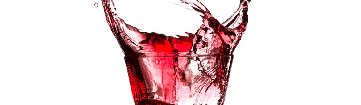Fotodesign Werbefotografie Produktfotografie Fotostudio Oberfranken Splash aus Campari Glas mit Getränk und Eiswürfeln. Feigfotodesign