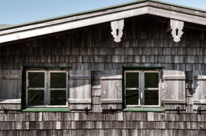 Architekturfotografie Fotograf Studio Oberfranken Detailaufnahme Fensterfront auf Almhütte am Chiemsee in Farbe. Feigfotodesign