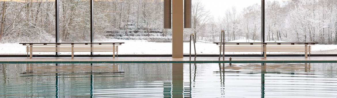 Architekturfotografie Fotograf Studio Oberfranken Ruhiges Becken im Hallenbald Selb mit Aussicht auf Rosenthalpark. Feigfotodesign