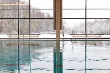 Architekturfotografie Fotograf Studio Oberfranken Ruhiges Becken im Hallenbald Selb mit Aussicht auf Rosenthalpark. Feigfotodesign