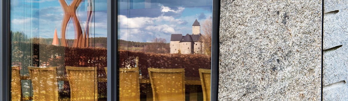 Architekturfotografie Fotograf Studio Oberfranken Blick in Kantine durch Fenster im Gebäude der IGZ Falkenberg von Architekt Brückner+Brückner. Feigfotodesign