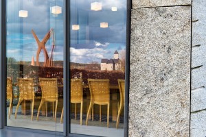 Architekturfotografie Fotograf Studio Oberfranken Blick in Kantine durch Fenster im Gebäude der IGZ Falkenberg von Architekt Brückner+Brückner. Feigfotodesign