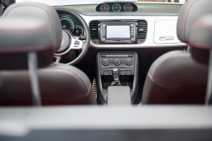 Innenaufnahme Automobil von Rückbank mit Blick auf Fahrersitz und Cockpit. Feigfotodesign