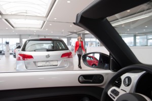 Blick auf Fahrzeuge in Autohaus Enslein + Schönberger und Mitarbeiterin. Feigfotodesign