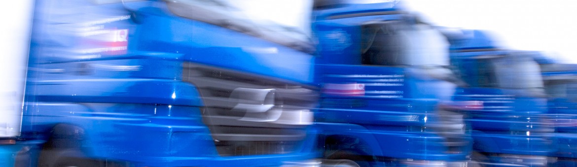 Zoom-Effekt Fuhrpark blaue LKWs. Feigfotodesign