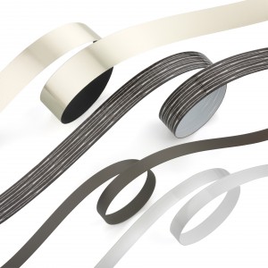 Detailaufnahme Kantenumlaufbänder in Silber, schwarz, weiß und schwarz strukturiert. Feigfotodesign