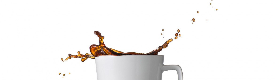 Werbefotografie Fotostudio Oberfranken Kaffee Splash aus weißer Porzellan Kaffeetasse. Feigfotodesign