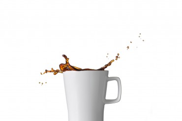 Werbefotografie Fotostudio Oberfranken Kaffee Splash aus weißer Porzellan Kaffeetasse. Feigfotodesign