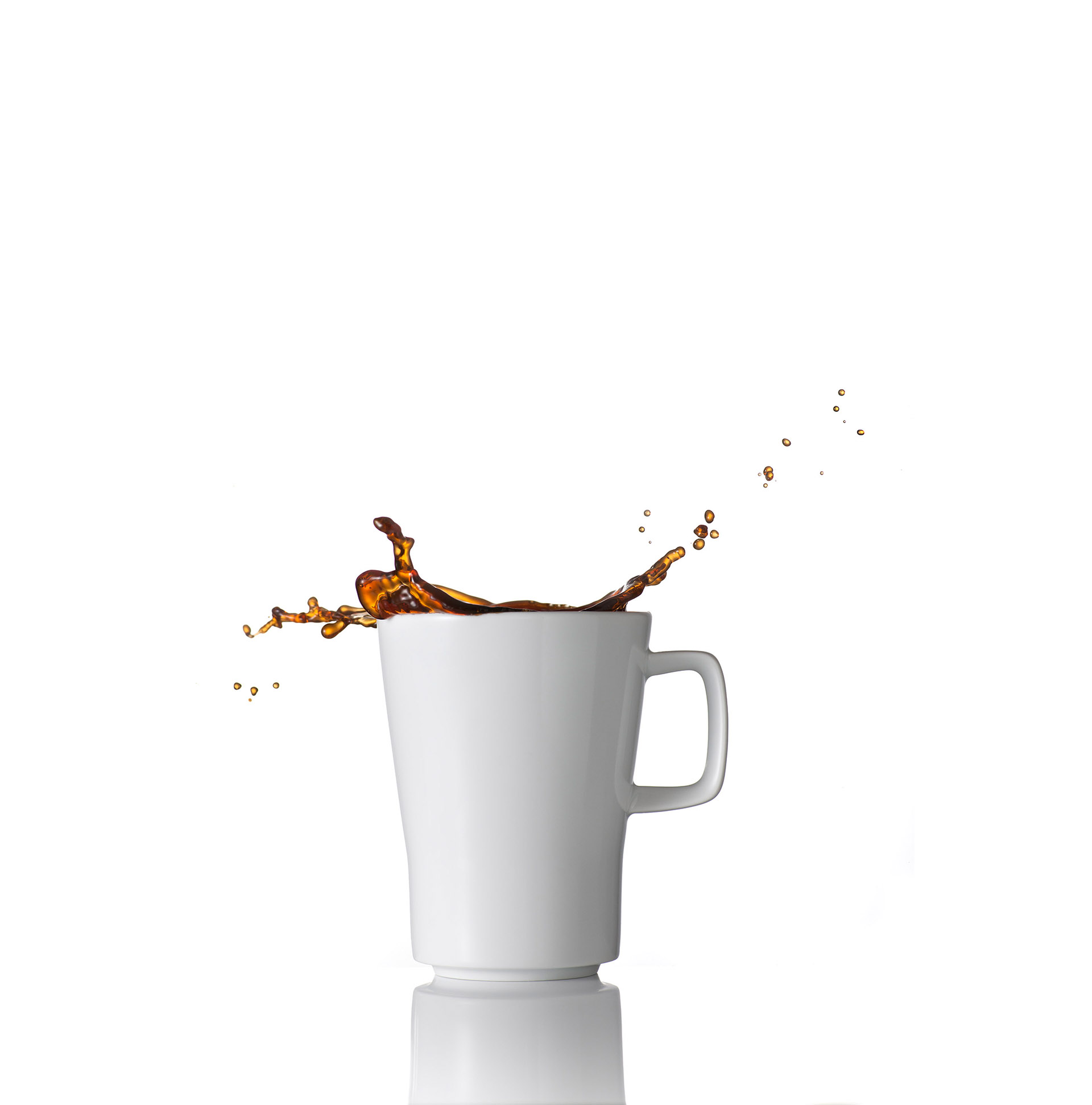 Werbefotografie Fotostudio Oberfranken Kaffee Splash aus weißer Porzellan Kaffeetasse. Feigfotodesign