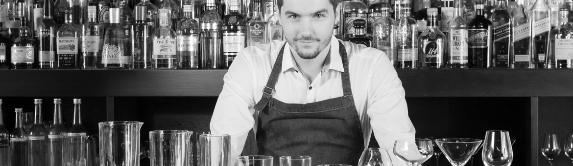 Fotodesign Werbefotografie Studio Oberfranken Cocktailgläser Variation der Perfect Serve Collection mit Stephan Hinz hinter Bar. Feigfotodesign