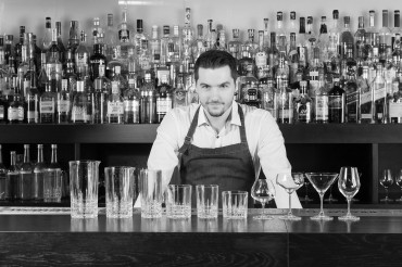 Fotodesign Werbefotografie Studio Oberfranken Cocktailgläser Variation der Perfect Serve Collection mit Stephan Hinz hinter Bar. Feigfotodesign
