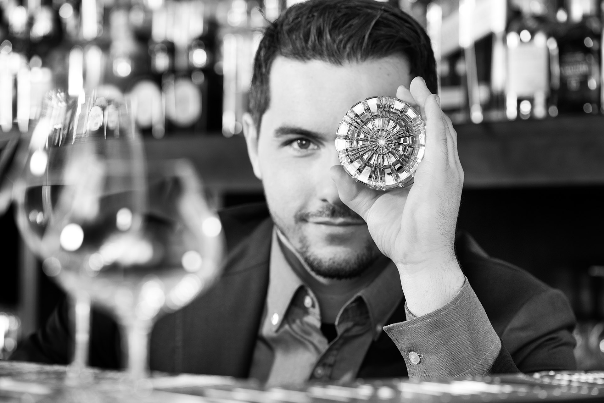 Fotodesigner Werbefotografie Studio Oberfranken Portraitaufnahme Stephan Hinz Blick durch Cocktailglas. Feigfotodesign