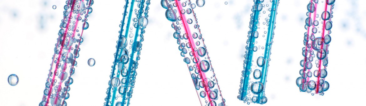 Fotograf Werbefotografie Studio Oberfranken Super Close-Up Strohhalme in Wasser mit Luftbläschen. Feigfotodesign