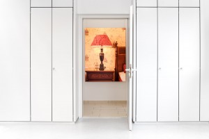 Türbereich im Studio Feig Fotodesign mit heller Schrankwand und einladender Wandgestaltung