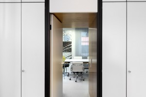 Blick in Besprechungsraum aufgenommen aus Hauptraum des Studios Feigfotodesign