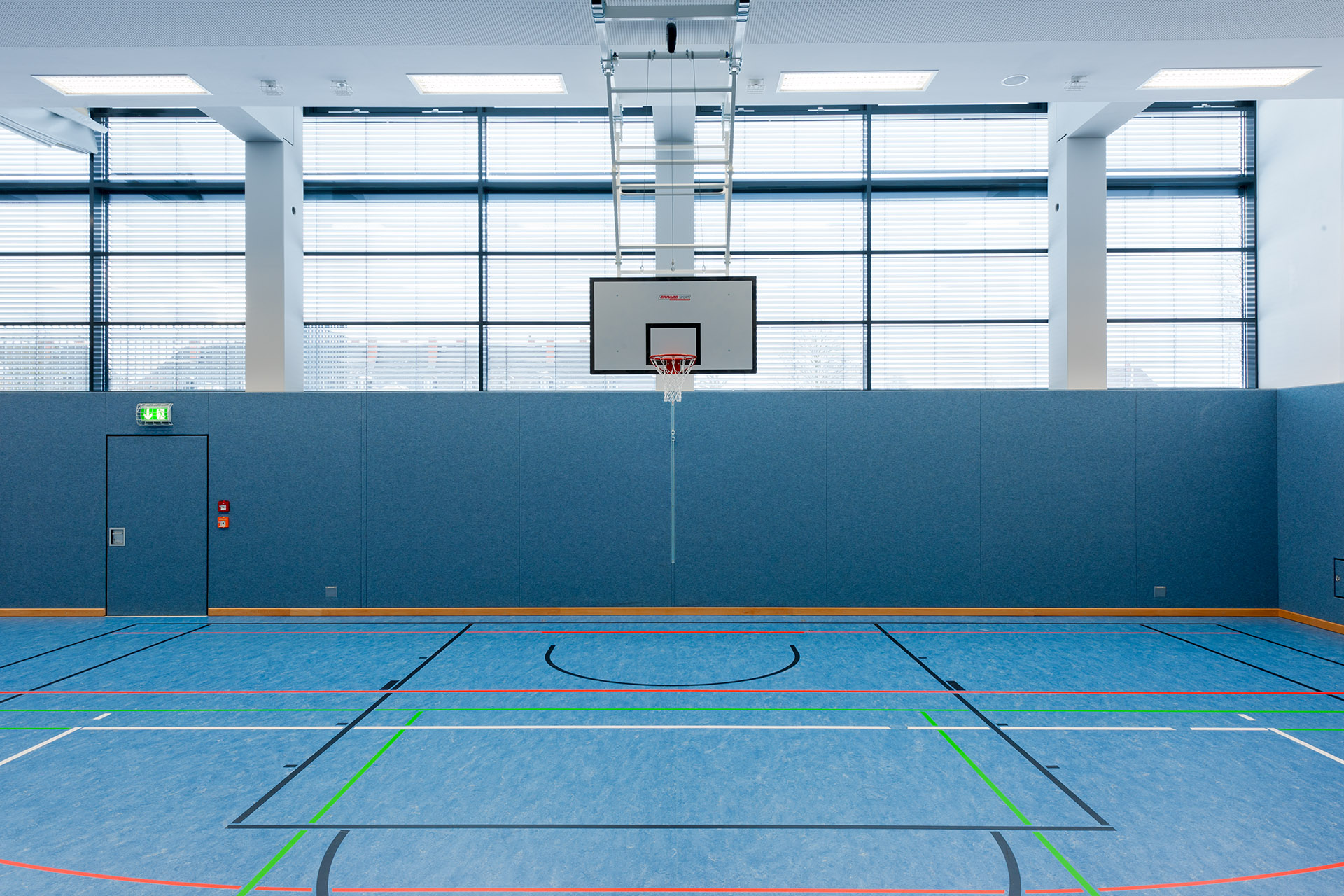 Architekturfotografie Fotograf Studio Oberfranken Innenraum mit Basketballkorb in Mehrfachturnhalle Selb, Architekt Kuchenreuther. Feigfotodesign