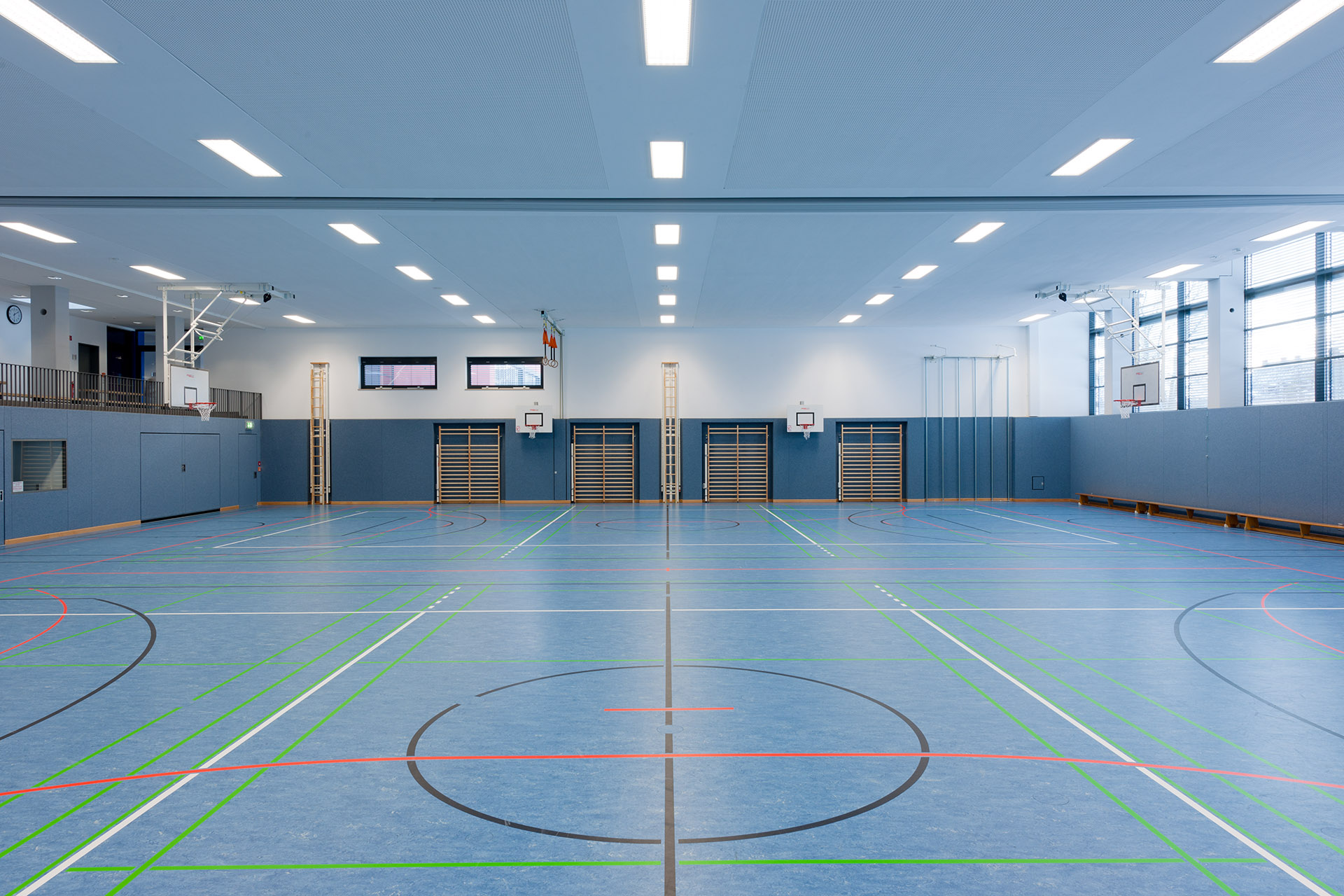 Architekturfotografie Fotograf Studio Oberfranken Innenraum der Mehrfachturnhalle in Selb mit Geräten, Architekt Kuchenreuther. Feigfotodesign