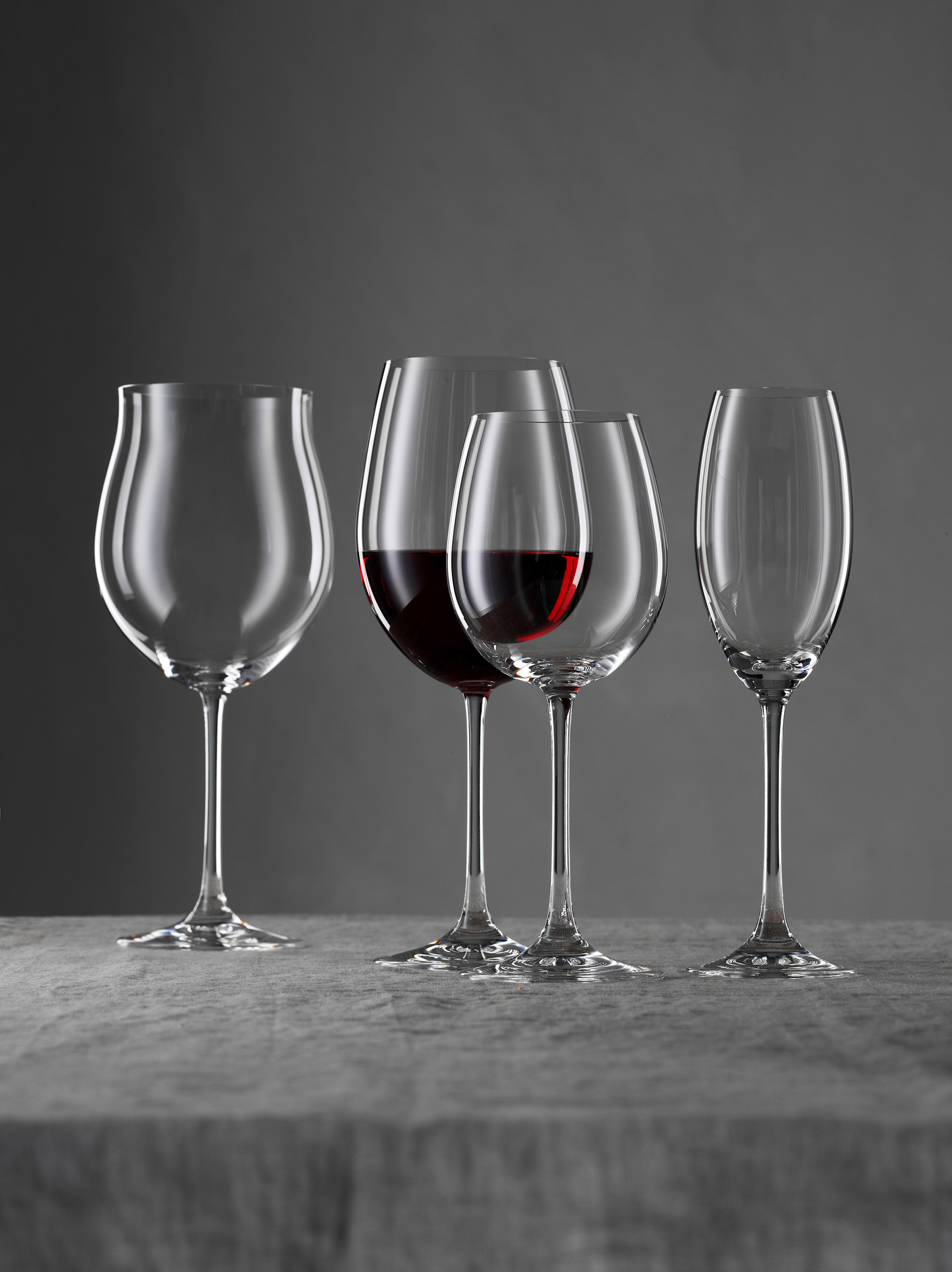 Werbefotografie Fotostudio Oberfranken Oberpfalz Glaskollektion VIVENDI Weingläser vor grauem Hintergrund. Feigfotodesign